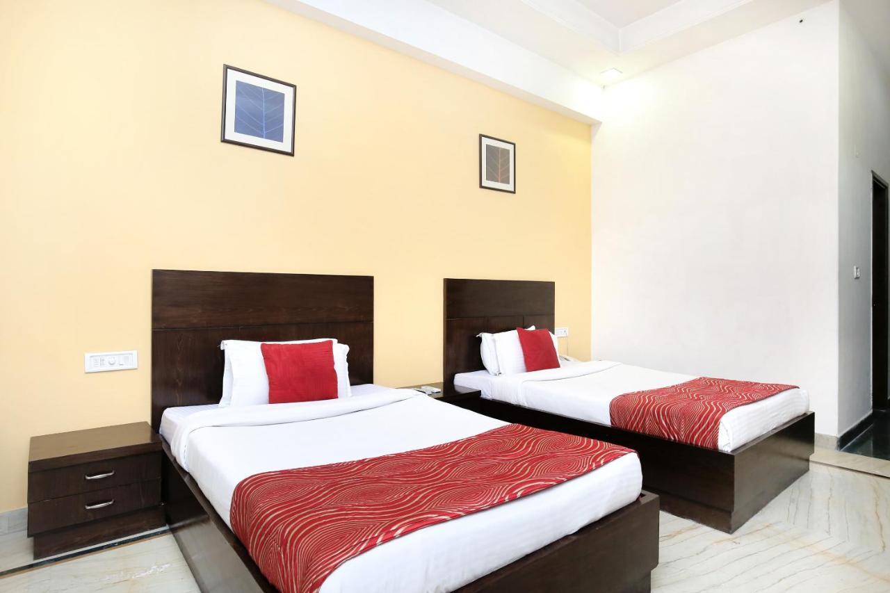 Capital O 15395 Hotel 42 Amritszár Kültér fotó